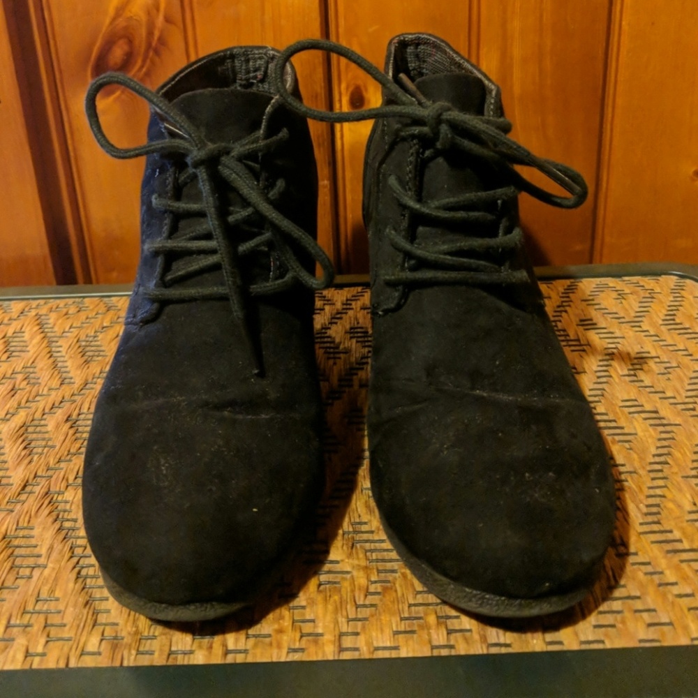 Black boot wedge